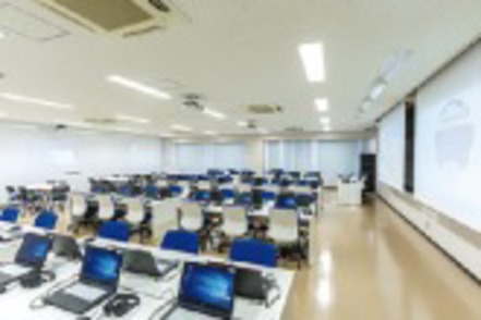 摂南大学 自分とネイティブの発音を波形で比較できるなどコンピュータを使った高度な学習が可能。