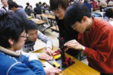 摂南大学 チームで問題解決に取り組み、モノづくりの魅力を理解する体験型学習を実施。