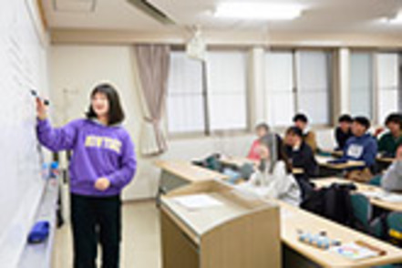 大谷大学 初等教育コース/小学校の教室を模した模擬授業などで、実践力を磨き教員として必要な指導力と心構えを養います