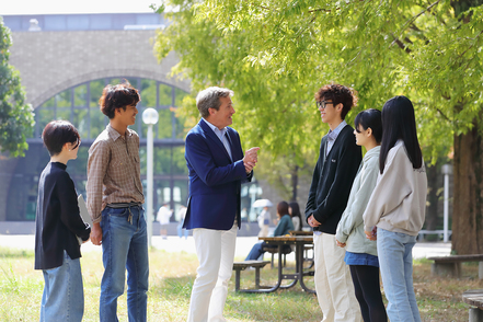 北九州市立大学 英米学科は教員が全員、バイリンガルスタッフで、専門分野の約7割が英語で授業が行われます。