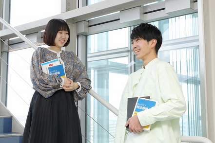 北九州市立大学 法律学と政策科学が併設された法学部は全国的に珍しく、学生は両方の重要科目を履修できます。