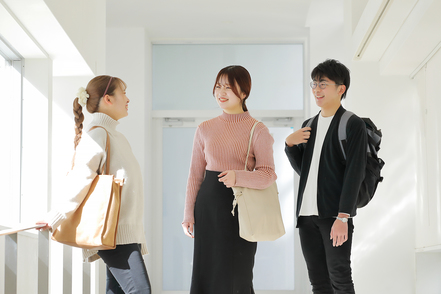 北九州市立大学 1年次から4年次にかけて、ゼミ形式の少人数演習を行います。これにより、「理論と実践を融合させる力」を身につけます。