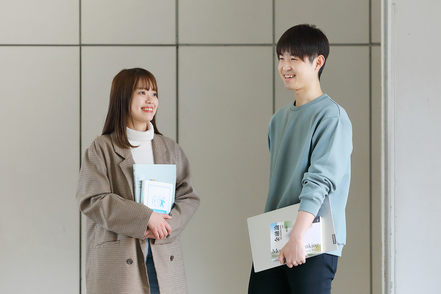 北九州市立大学 経済学部では、1年次の段階から公務員対策講座を実施。必要な科目を学部の授業の一環として早くから学べます。