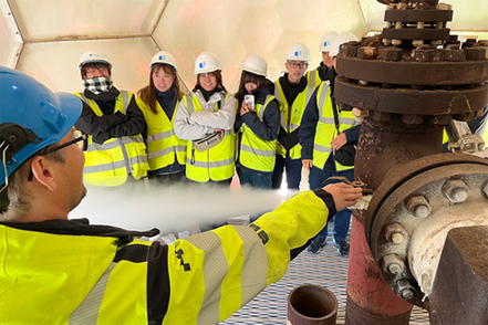 秋田大学 アイスランドでの海外資源フィールドワークで地熱発電施設を見学