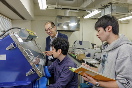 秋田大学  【社会システム工学科】蓄電池の開発研究（電気システムコース）