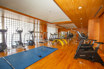 会津大学 キャンパス内には、プールやジム、体育館などの施設が整備されており、学生の健康やリフレッシュをサポート