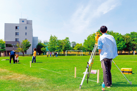 北見工業大学 自然豊かな大地が広がる北海道北見市のキャンパス内で測量の実習