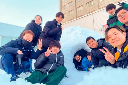 北見工業大学  冬になると雪が積もるので、校内の至るところで雪だるまが作られます。強者は「かまくら」まで作っちゃいます