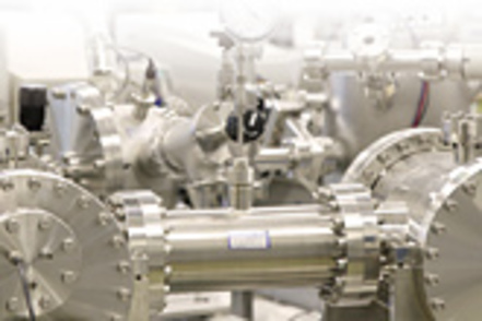 高知工科大学 最先端研究を支える最先端の装置・設備を学生たちが自由に使って実験できるところが、KUTならではの特長