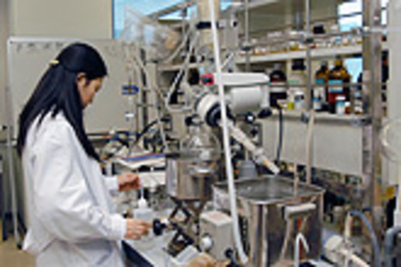 高知工科大学 複数の専門分野が関係する「学際領域」を学ぶことで、先進科学・環境技術のフロンティアで活躍できる人材をめざす