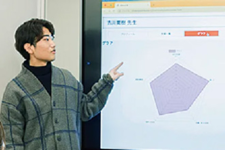 京都橘大学 ITを活用したものづくり型課題解決プロジェクトを実施。多様な学科の学生たちが企業と連携し、さまざまな課題解決に取り組む