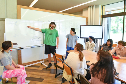 札幌大学 11カ国42校の海外協定校との交流が盛んで、留学派遣受入も実績豊富!留学生との交流は学生生活を通じて国際感覚も養われます。