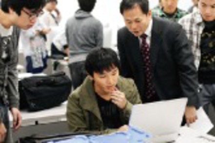 大阪電気通信大学 安心してネットで買い物や通信を楽しむために、量子コンピュータに対抗できる新たな暗号の開発に取り組んでいます。
