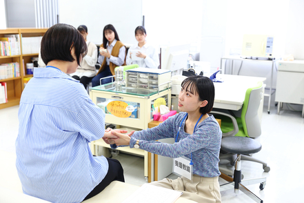 名古屋学芸大学 保健室を再現した「学校保健実習室」で、養護教諭の日常業務をシミュレーション。