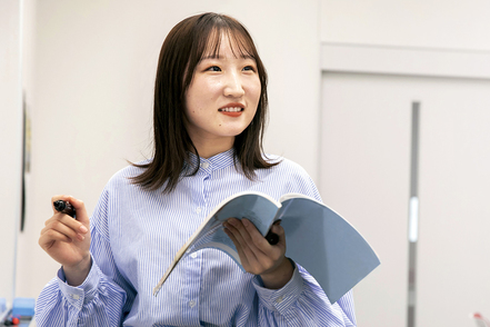 常葉大学 附属橘小学校での教育実習。1年次から常に「教育現場と関わる機会」を設けています