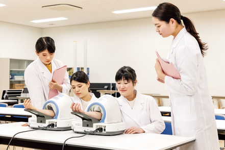 金城学院大学 医療現場を疑似的に体験する「臨床栄養学実習」では、治療・看護・投薬・栄養療法の関わりを考察します