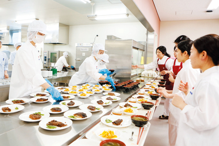 金城学院大学 実験・実習を通して専門知識・技術を習得。学外の施設・機関で管理栄養士としての実践力を養います