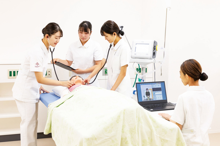 金城学院大学 【ICU（集中治療室）】実際の病院ICU設備に近い環境を用意。人工呼吸器や心電図など、超急性期における看護技術を学びます