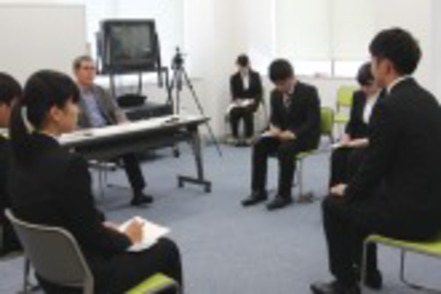 岐阜聖徳学園大学 〔教員採用試験対策講座〕教員採用試験の面接官経験者を招き、本番さながらの演習を展開します。