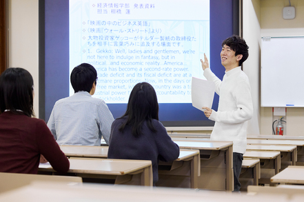 岐阜聖徳学園大学 現代社会において切り離せない「経済」と「経営」、「情報」の3分野をバランスよく学びます。