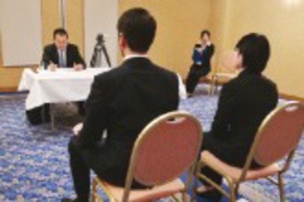 岐阜聖徳学園大学 就職合宿での面接練習風景。緊張感のある中で集中的にトレーニングを行います。