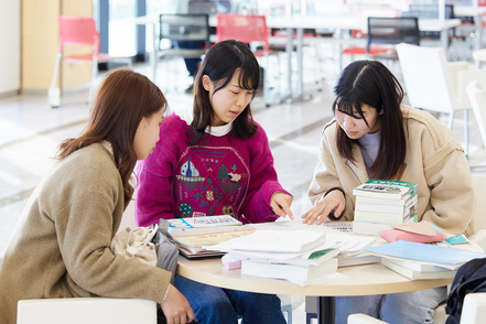 岐阜聖徳学園大学 大学が用意した国家試験対策と並行して学生組織の「看護師国家試験対策学生委員会」による定期的な勉強会を行います。