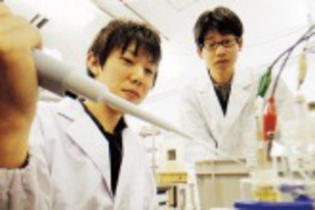 立命館大学 実験は、講義で学んだ理論を深く理解する機会。高度な知識・技術、思考力を育成します。