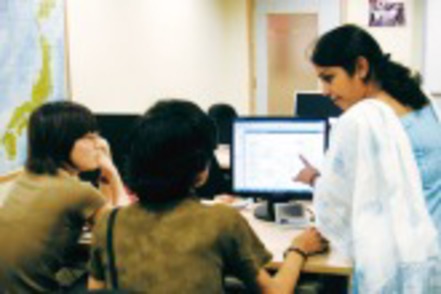 立命館大学 インドでの I T 研修プログラムの様子。