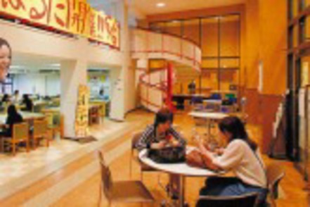 立命館大学 コミュニケーションラウンジやPCラウンジ、ミニシアタールームなどを備えた「以学館」。