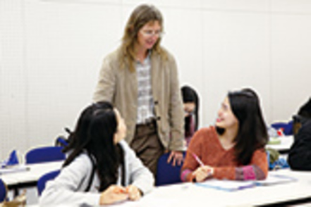 立命館大学 英語による専門講義や留学先の講義に備え、初年次から英語の運用能力を高めるカリキュラム。