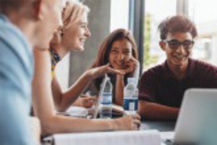 立命館大学 グローバルなスケールで展開する様々な企業と連携協定を結び、多様なインターンシップの機会を提供。