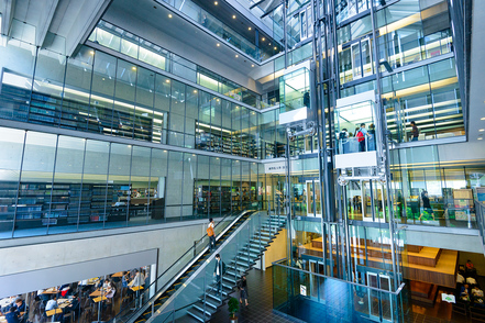 國學院大學 約160万冊を所蔵する大學図書館は、人文科学研究における国内屈指の図書館として知られています。