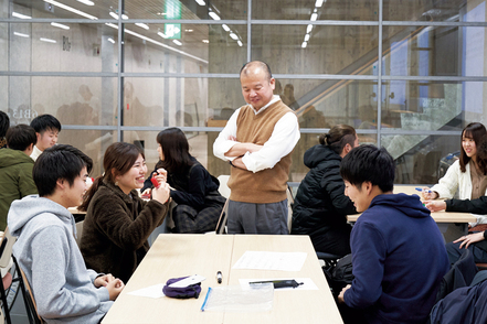 國學院大學 政府・企業・NPOなどの外部組織と連携し、現実に起きている社会・経済問題を素材として課題解決型授業を展開します。