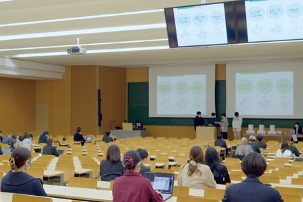國學院大學 1年次後期の「基礎演習」では、プレゼン大会を開催。グループワークを重ね、産業組織のリアルな課題の解決に取り組みます。