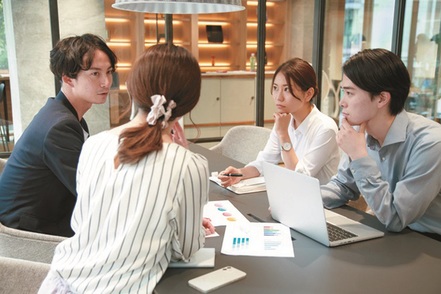 大東文化大学 少子高齢化や財政赤字など、現実の社会で起こっている問題とそれに対して政府がどのように取り組んでいるか学びます。