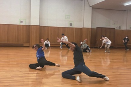 大東文化大学 身体表現ゼミナールでは、体を使って何かを表現する方法を模索します。年間を通じて「ダンス」という表現を学んでいます。