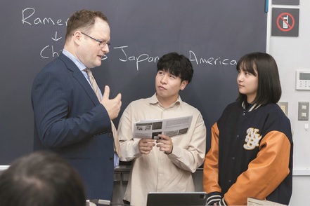 大東文化大学 「英語を学ぶ」から「英語で学ぶ」に意識を変えて、英語圏の文化がどのように日本で受容されていったのかについて学びます。