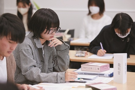 大東文化大学 実際の事件を素材にして、学生が裁判官・原告・被告に分かれて、模擬裁判を行います。