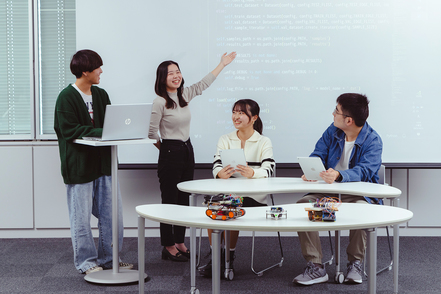 東京電機大学 学科演習室でのプログラミング演習