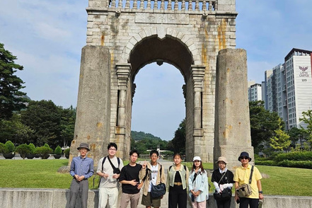 関東学院大学 韓国で海外研修旅行を行いました。この研修では、海外の歴史や法、政治について学ぶことを目的とします。