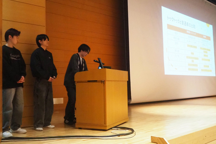 関東学院大学 1年次プレゼミナールでは、横須賀市の課題解決に向けた取り組みについて考えています。写真は最終報告会の様子。