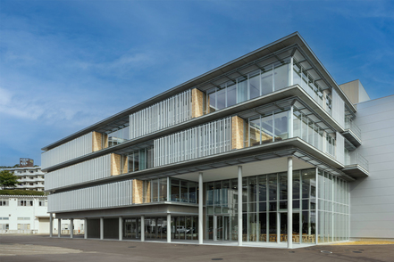 東北工業大学 学問分野を超えた知識と人の交流を促す最先端の設備と環境を備えた施設です。