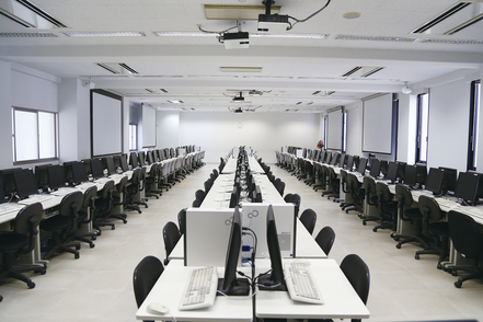 長崎国際大学 最新のICT環境でSociety 5.0時代に必要なデジタルスキルを習得できます