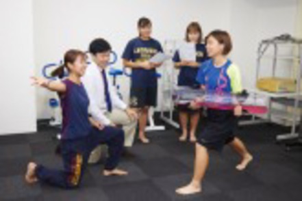 桜美林大学 スポーツの授業も実施。こころとからだの両面から人々をケアできる人間を目指す。