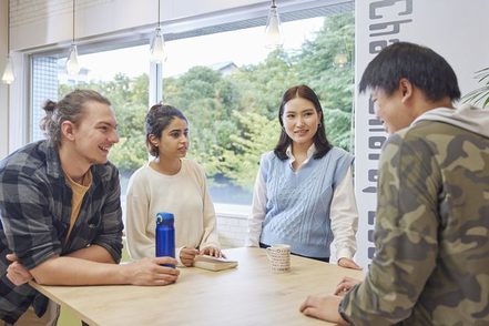 桜美林大学 留学生含め、さまざまなルーツを持つ学生と共に学ぶことで、グローバル社会を生きるために必要な多文化共生の実現に貢献。