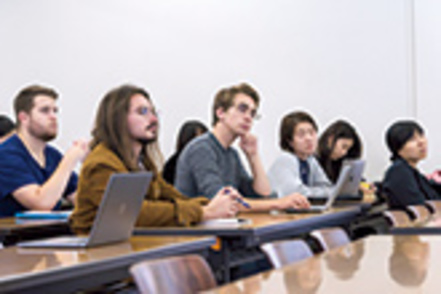 上智大学 1クラスの平均人数は15~20人。少人数制の授業ならではの活発な討論が行われます。