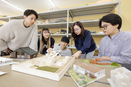 日本福祉大学 すべての人のWell-beingへの貢献をめざし、建築技術を生かして超高齢化や環境問題などの社会課題を解決する力を育てます