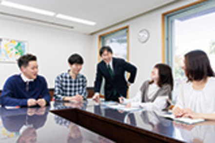 大手前大学 学生一人ひとりの顔と名前が一致するほどの少人数教育を実現。教員は「1on1」の姿勢で、すべての学生に向き合います。