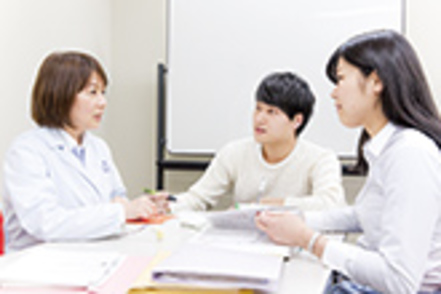 大手前大学 誰ひとり取り残さない国家資格サポート。専任スタッフが学習方法からメンタルのケアまで行い、全員受験・全員合格をめざします。