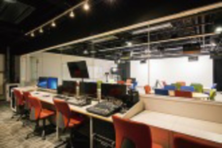 北海道科学大学 メディアスタジオでは、プロ仕様の放送機器・映像制作機材で撮影、音響、照明、クロマキー合成、編集などを学ぶことができます